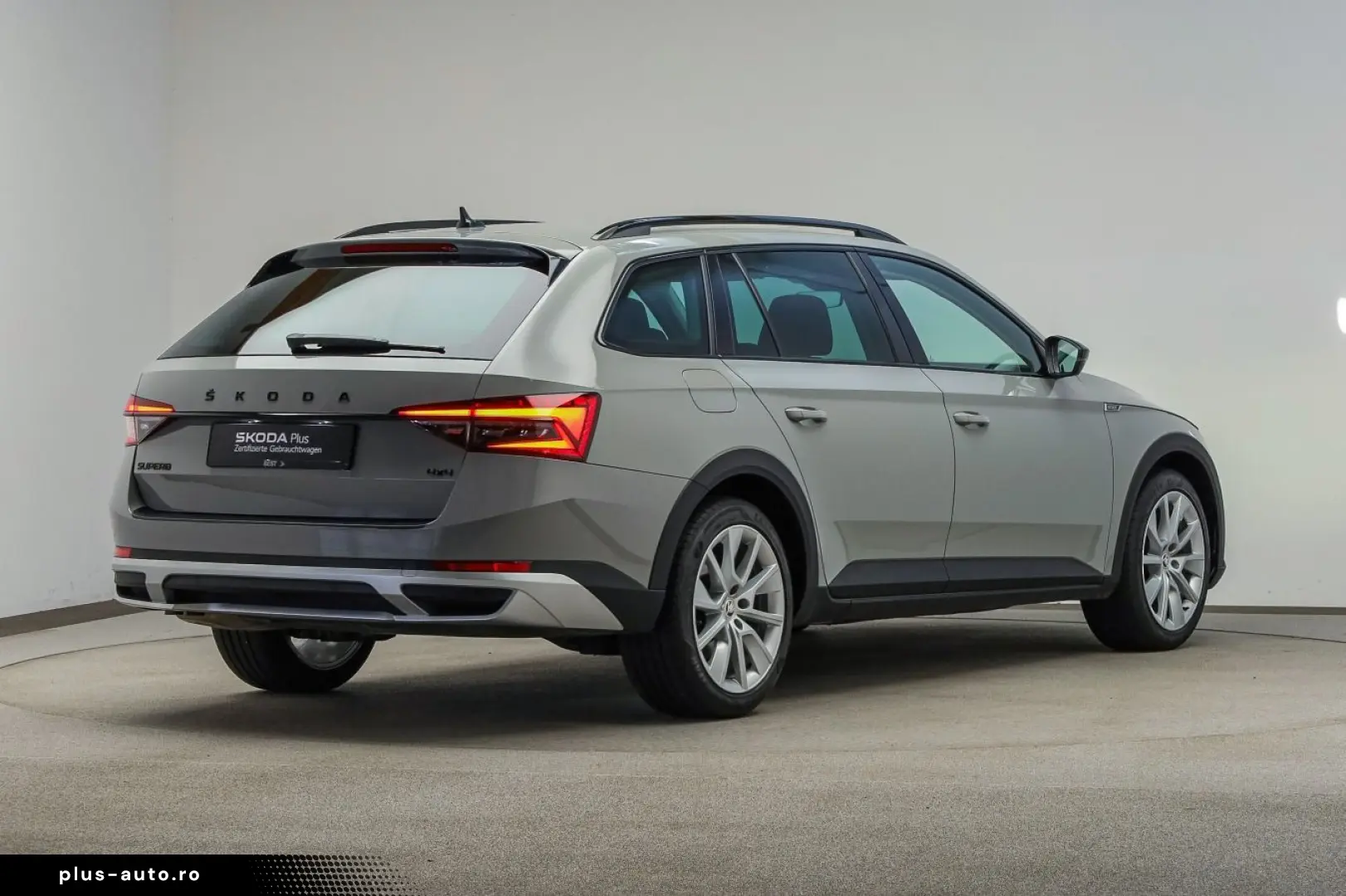 SKODA Superb Combi 2.0 TDI 4x4 Scout AHK DCC ACC BLACK
