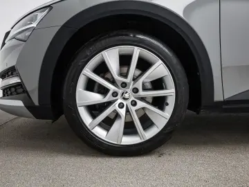 SKODA Superb Combi 2.0 TDI 4x4 Scout AHK DCC ACC BLACK