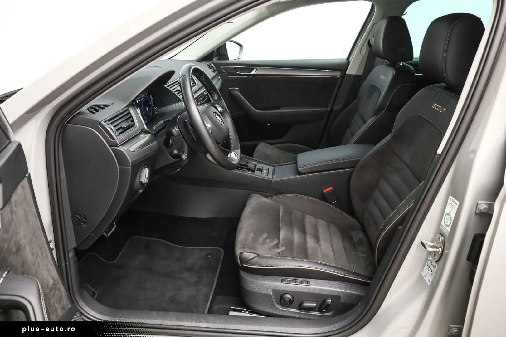 SKODA Superb Combi 2.0 TDI 4x4 Scout AHK DCC ACC BLACK