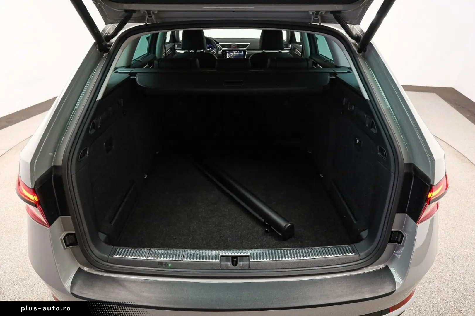 SKODA Superb Combi 2.0 TDI 4x4 Scout AHK DCC ACC BLACK