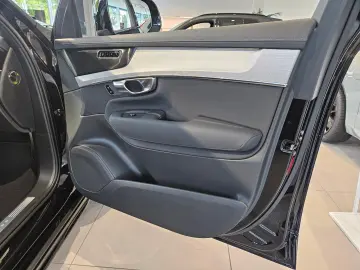 Volvo XC90 B5 AWD Black Edition Plus - 7 Locuri