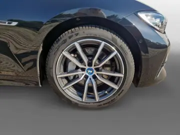 BMW 330e xDrive LuxuryLine HUD RFK Memory HiFi Leder
