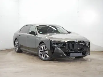 BMW i7 M70 xDrive M Sport Two-Tone B&W TV Lounge
