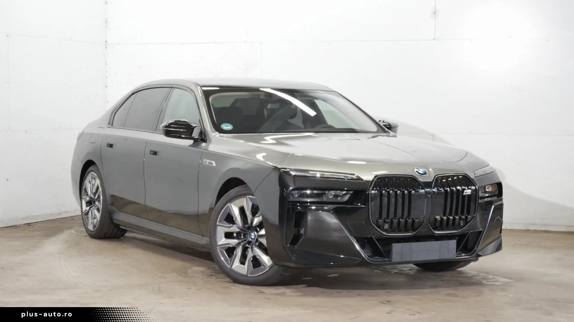 BMW i7 M70 xDrive M Sport Two-Tone B&W TV Lounge