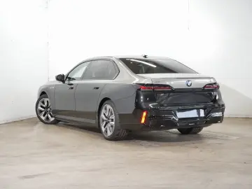BMW i7 M70 xDrive M Sport Two-Tone B&W TV Lounge
