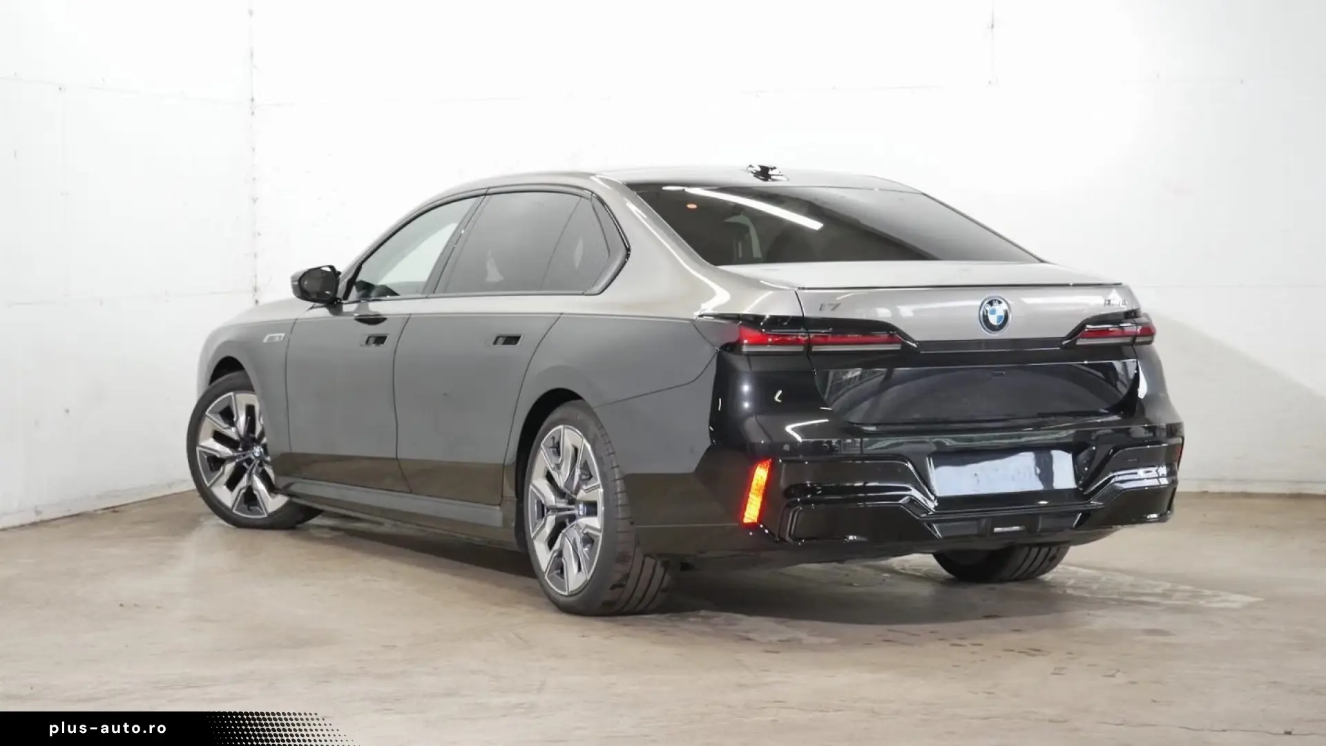 BMW i7 M70 xDrive M Sport Two-Tone B&W TV Lounge