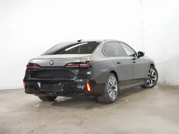BMW i7 M70 xDrive M Sport Two-Tone B&W TV Lounge