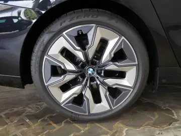 BMW i7 M70 xDrive M Sport Two-Tone B&W TV Lounge