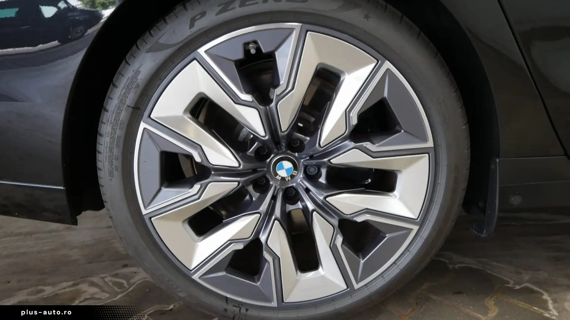 BMW i7 M70 xDrive M Sport Two-Tone B&W TV Lounge