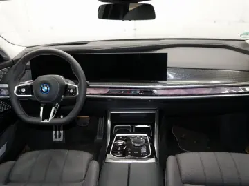 BMW i7 M70 xDrive M Sport Two-Tone B&W TV Lounge