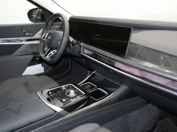 BMW i7 M70 xDrive M Sport Two-Tone B&W TV Lounge