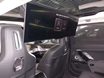 BMW i7 M70 xDrive M Sport Two-Tone B&W TV Lounge
