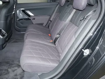 BMW i7 M70 xDrive M Sport Two-Tone B&W TV Lounge