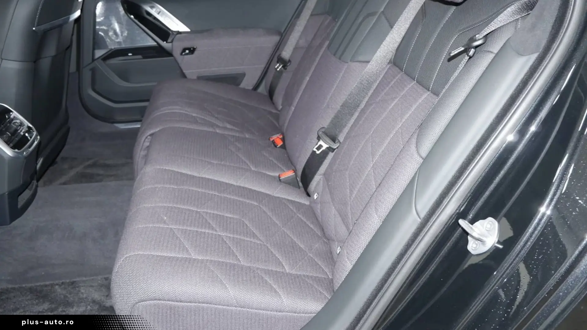 BMW i7 M70 xDrive M Sport Two-Tone B&W TV Lounge