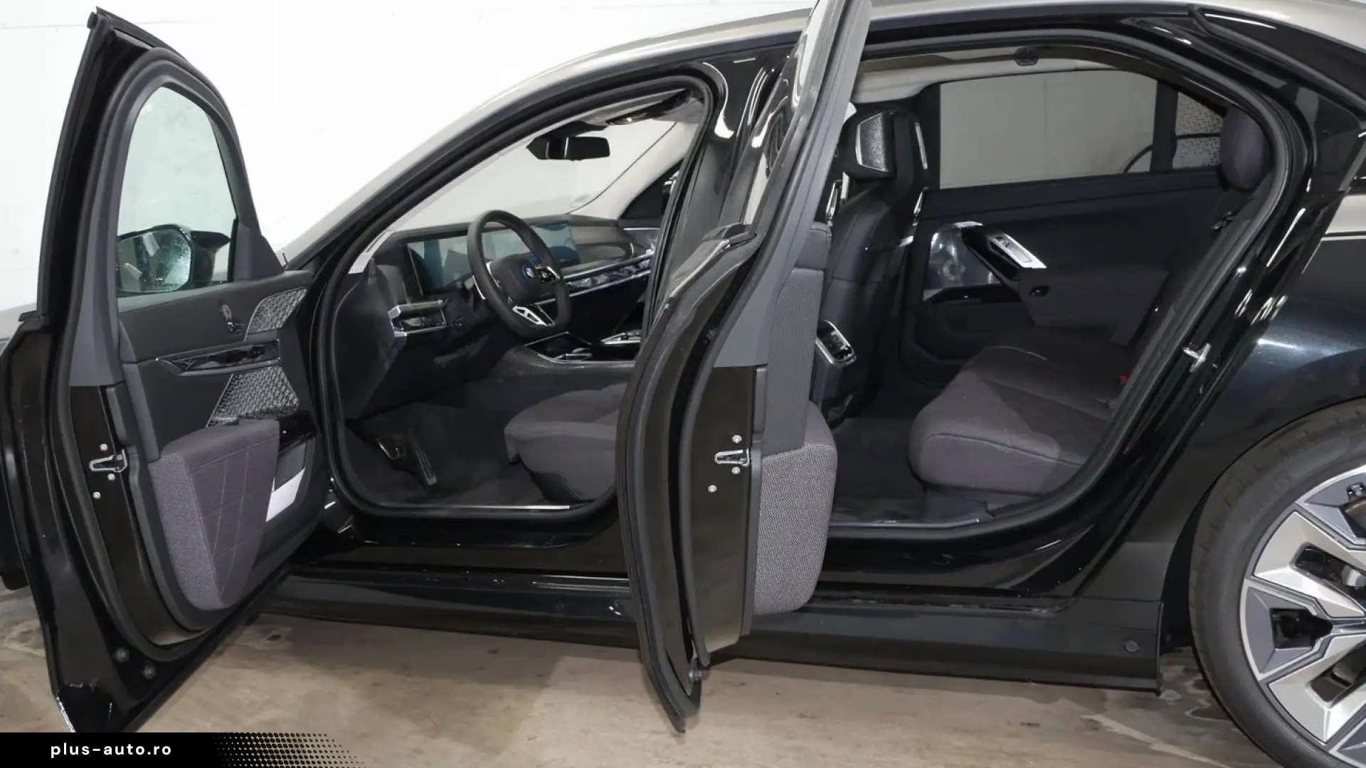 BMW i7 M70 xDrive M Sport Two-Tone B&W TV Lounge