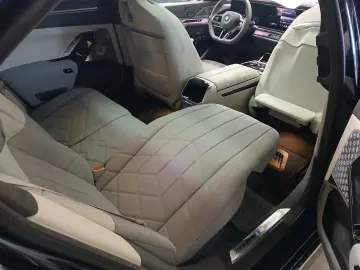 BMW i7 xDrive60 M Sport B&W AHK TV Lounge Pano Massage