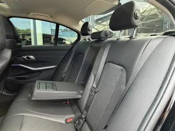 BMW 330i Sport Line Glasdach HiFi DAB SHZ PDC DA