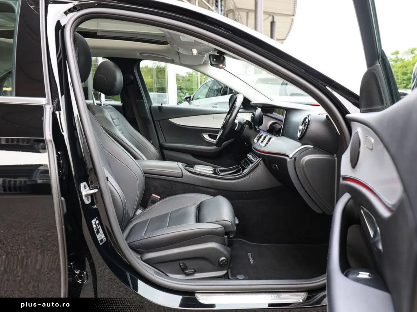 MERCEDES-BENZ E 300 de AMG Line AHK Distr. LED Pano &hellip;