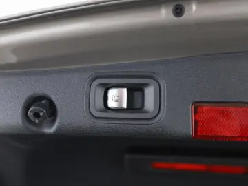 MERCEDES-BENZ E 220 d AMG Distronic AHK Memory 20 Zoll 360
