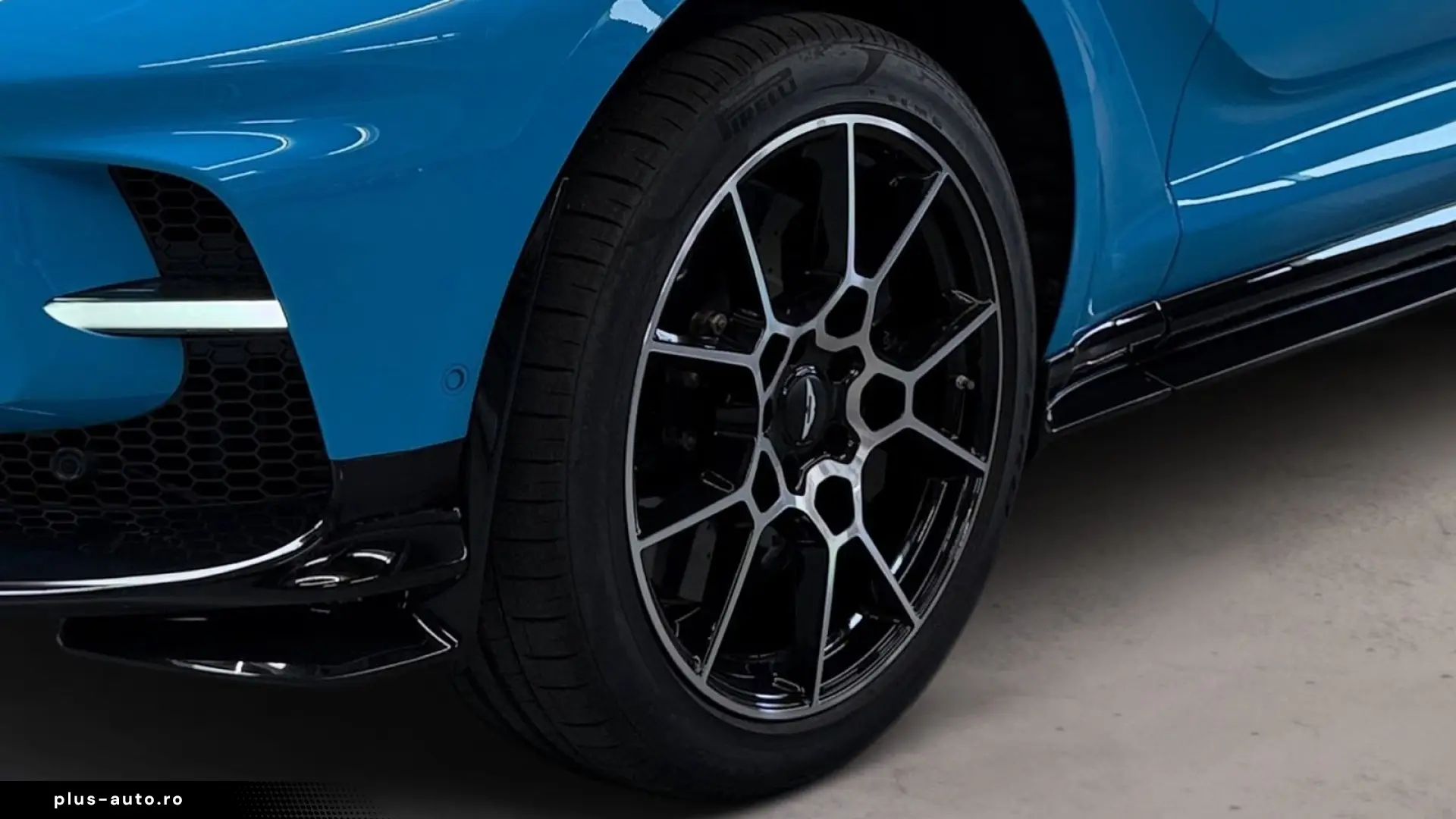Aston Martin DBX 707   Elwood Blue   PANO   B&W