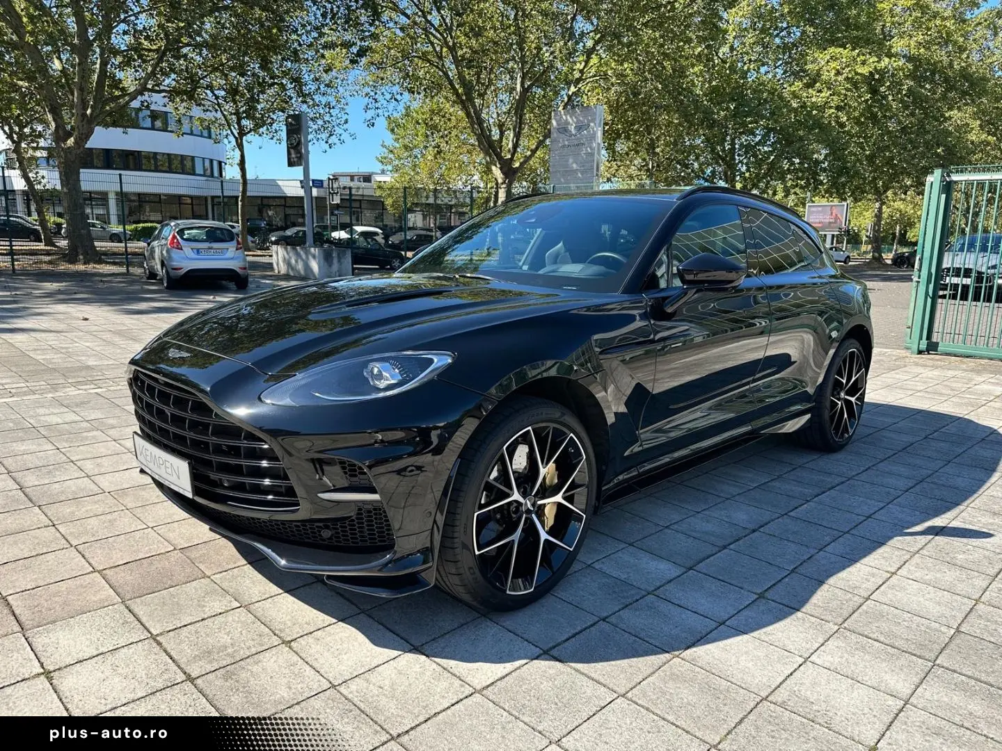 ASTON MARTIN DBX 707 Jet Black   Onyx Black