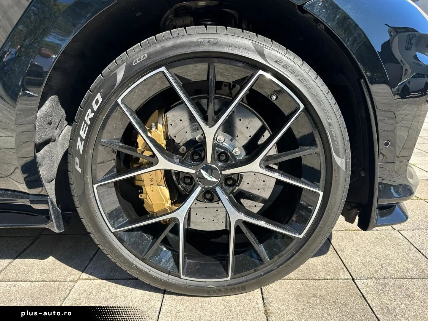 ASTON MARTIN DBX 707 Jet Black   Onyx Black