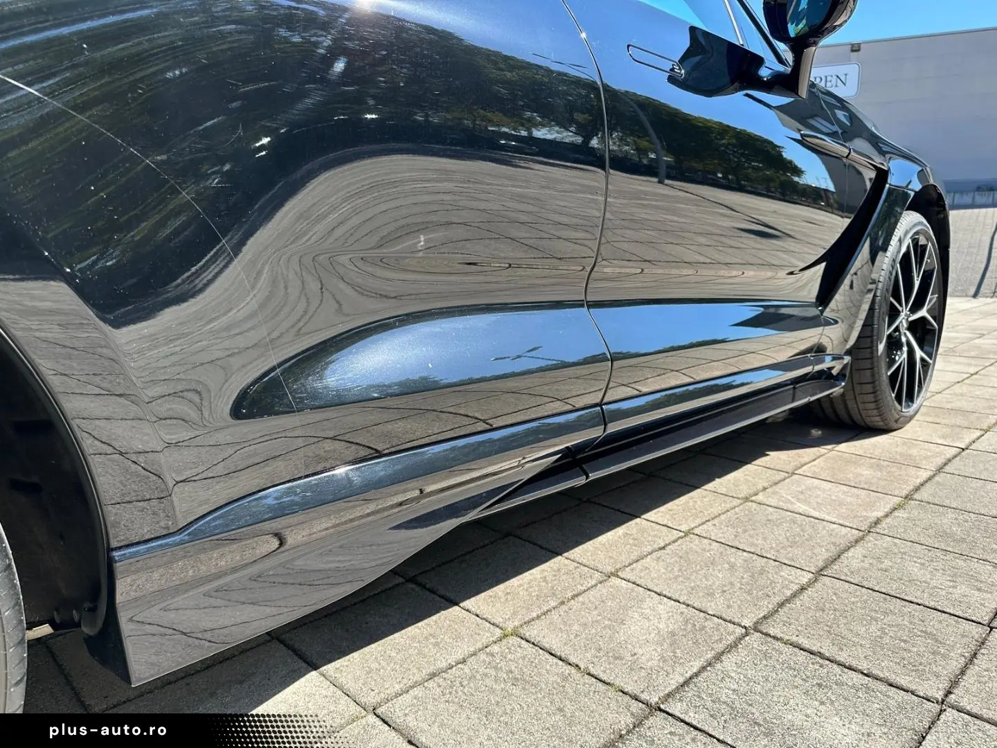 ASTON MARTIN DBX 707 Jet Black   Onyx Black