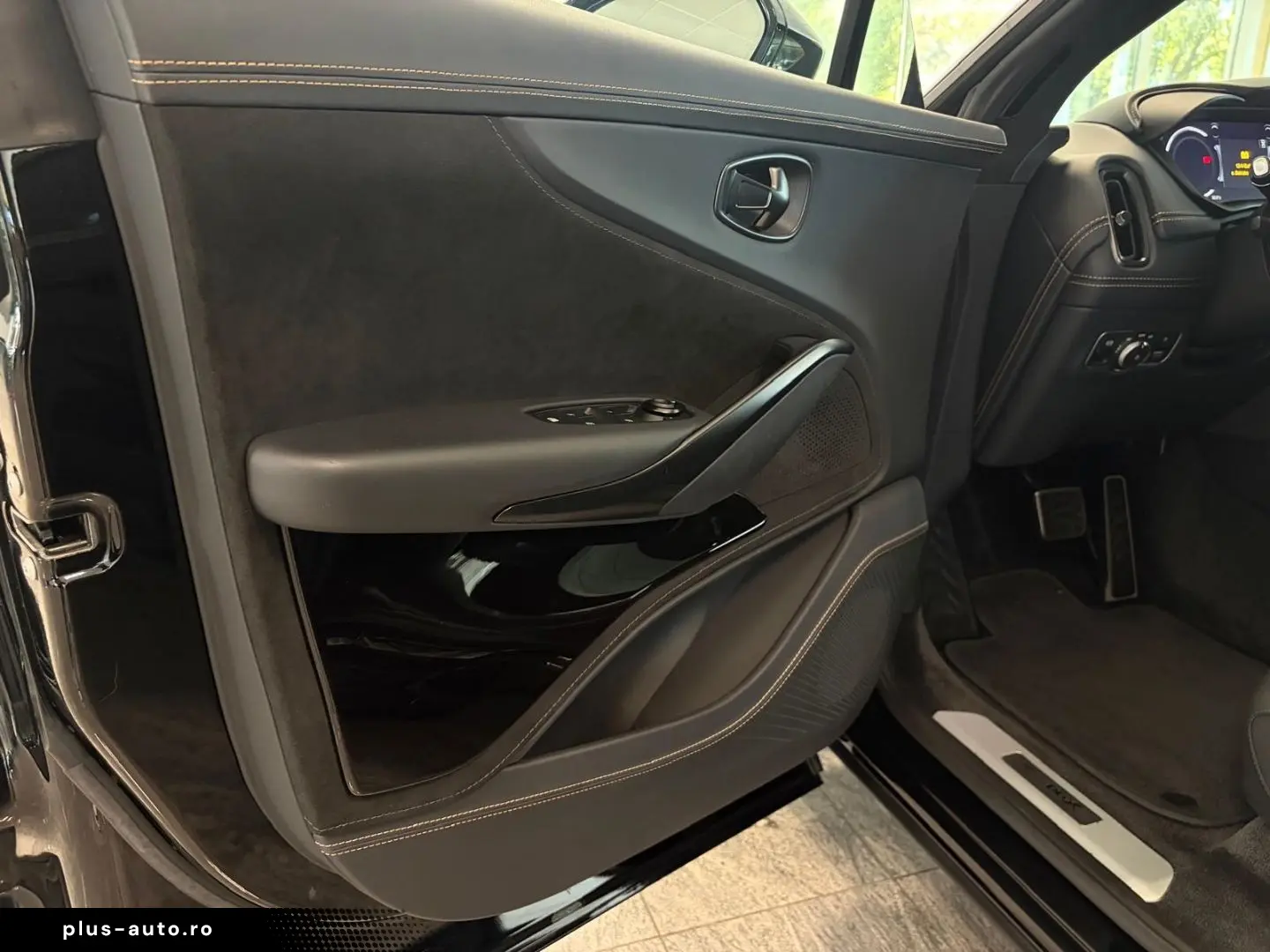 ASTON MARTIN DBX 707 Jet Black   Onyx Black