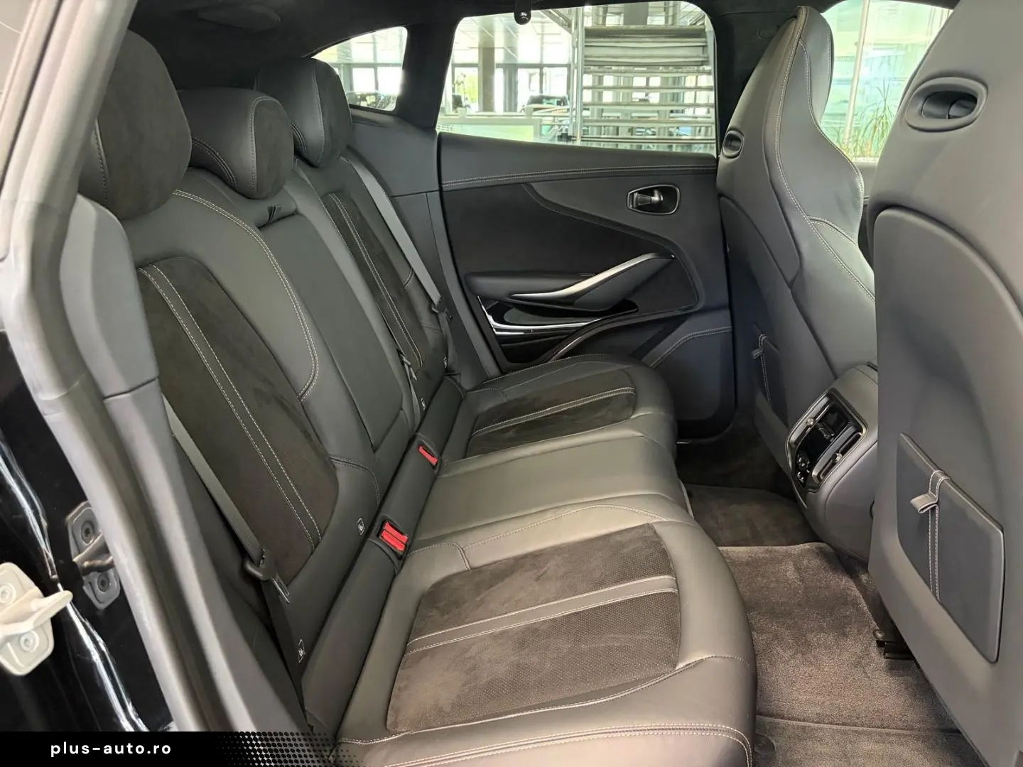 ASTON MARTIN DBX 707 Jet Black   Onyx Black