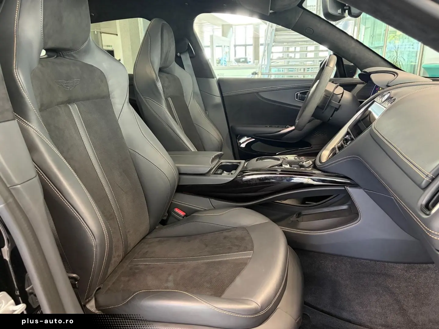 ASTON MARTIN DBX 707 Jet Black   Onyx Black