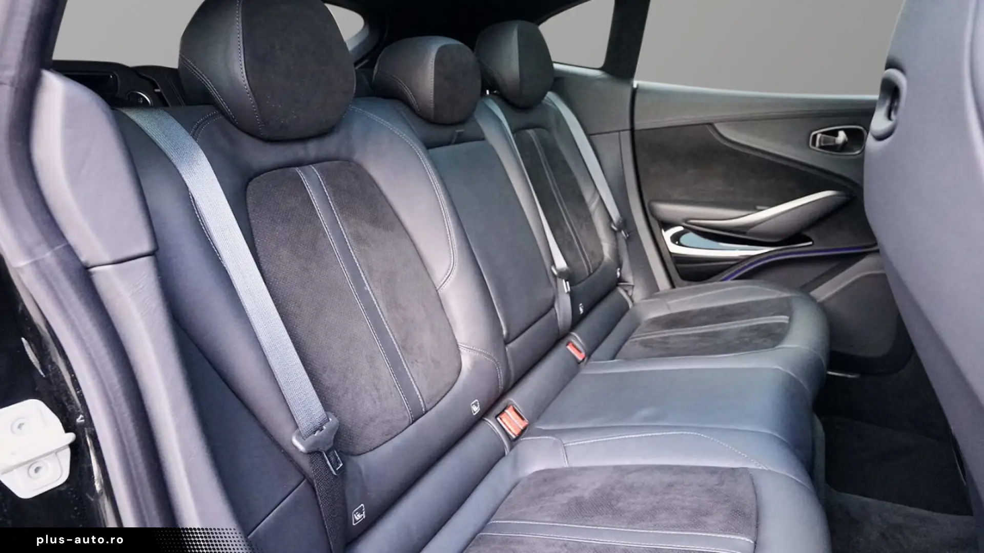 Aston Martin DBX 550  Jet Black   Onyx Black