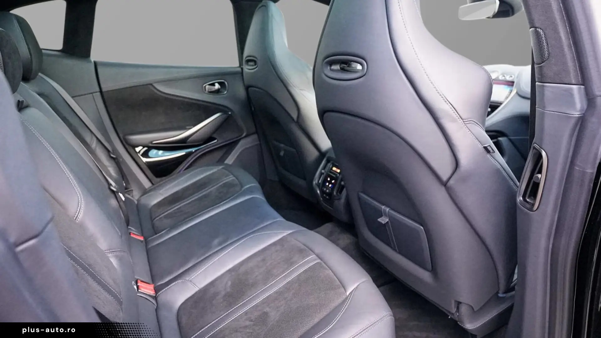 Aston Martin DBX 550  Jet Black   Onyx Black