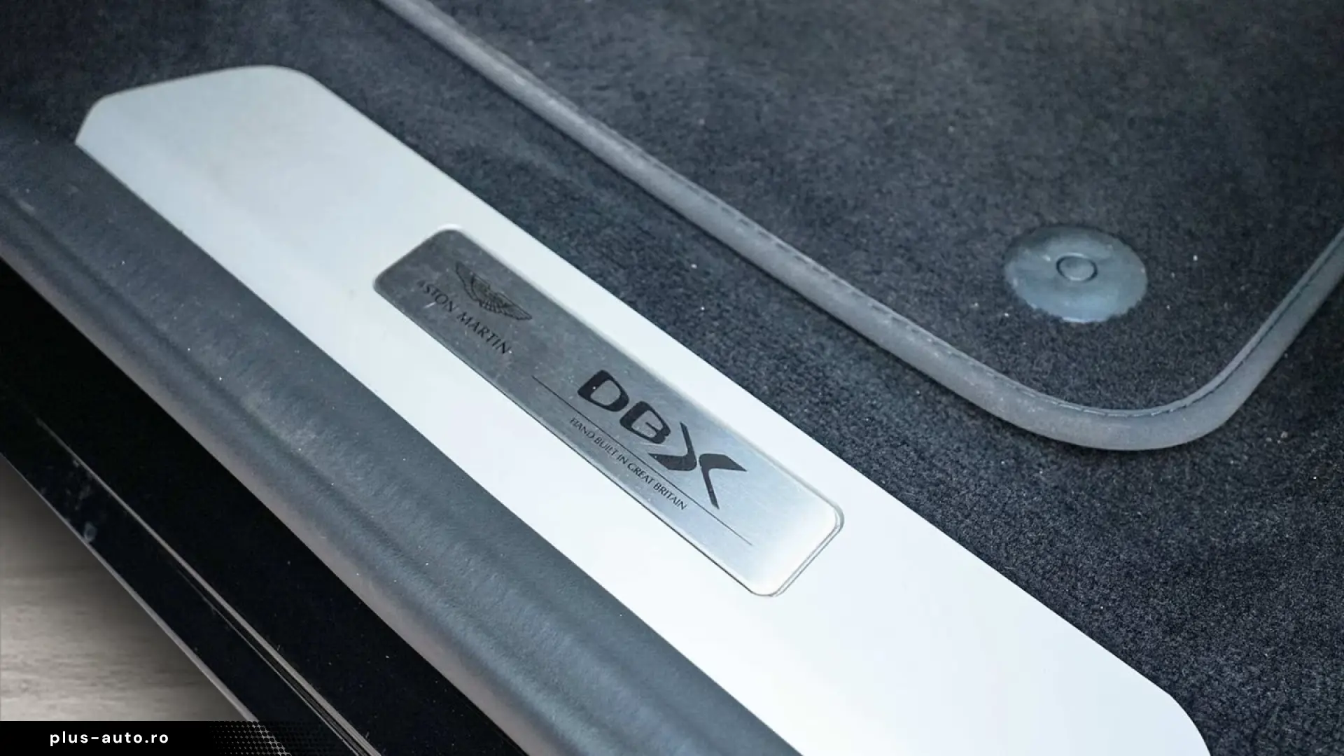 Aston Martin DBX 550  Jet Black   Onyx Black