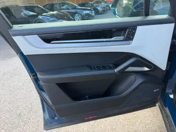 PORSCHE Cayenne S E-Hybrid Pano HA-Lenk PDCC AHK 22