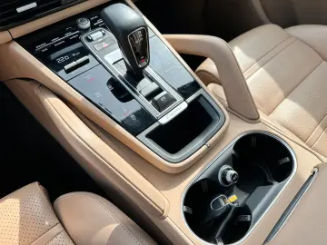 PORSCHE Cayenne E-Hybrid Chrono Plug-in Cam Pan 1.Hand