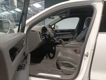 PORSCHE Cayenne E-Hybrid LED Navi Pano HuD AHK SHZ