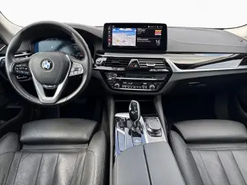 BMW 520dA T Luxury LivePro  Laser  KomSi  Pano  St G  HUD