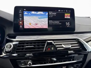 BMW 520dA T Luxury LivePro  Laser  KomSi  Pano  St G  HUD
