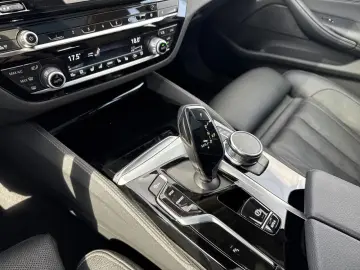 BMW 520dA T Luxury LivePro  Laser  KomSi  Pano  St G  HUD