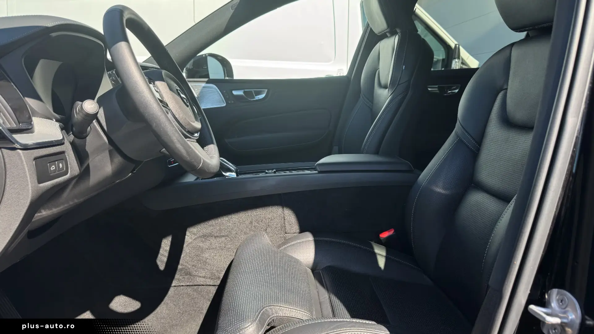 Volvo XC60 T6 AWD Ultra Black Edition • Four-C Masaj 360