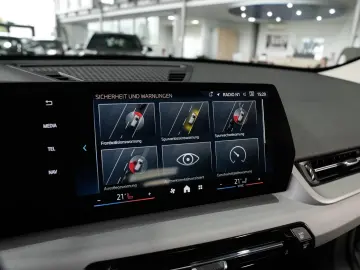 BMW X2 sDrive 18d comfort access camera
