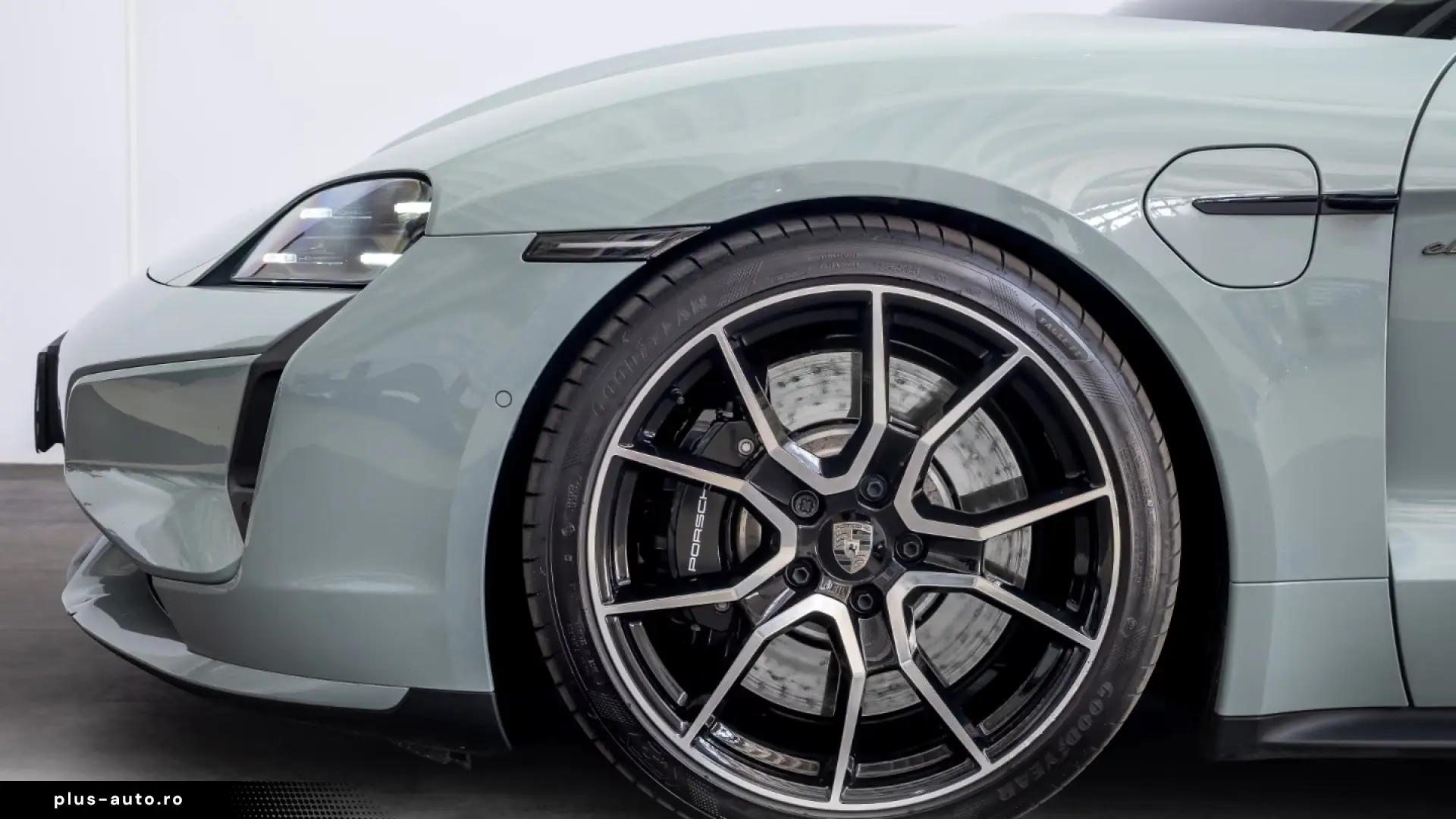 Porsche Taycan Turbo Burmester ActiveRide Night Vision