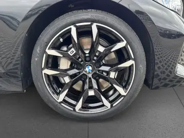 BMW 330d xDrive Touring M Sport 19  ParkPlus AHK HUD