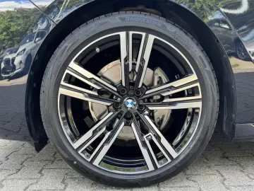 BMW 740d xDrive M Sport PanoSky StHzg Autobahnas B&W