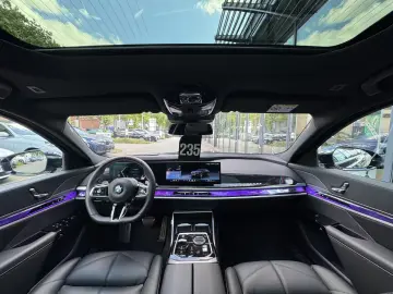 BMW 740d xDrive M Sport PanoSky StHzg Autobahnas B&W