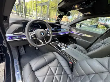 BMW 740d xDrive M Sport PanoSky StHzg Autobahnas B&W