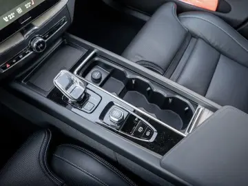 VOLVO XC60 B5 Ultra Dark AWD HUD PANO 360