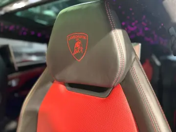 LAMBORGHINI Urus 4.0 V8  CARBON AKRAPOVIC HUD STERNENHIMMEL