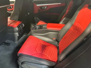 LAMBORGHINI Urus 4.0 V8  CARBON AKRAPOVIC HUD STERNENHIMMEL