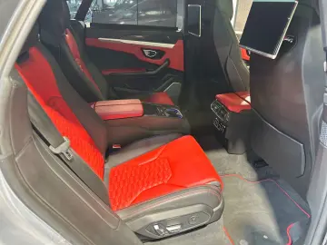 LAMBORGHINI Urus 4.0 V8  CARBON AKRAPOVIC HUD STERNENHIMMEL